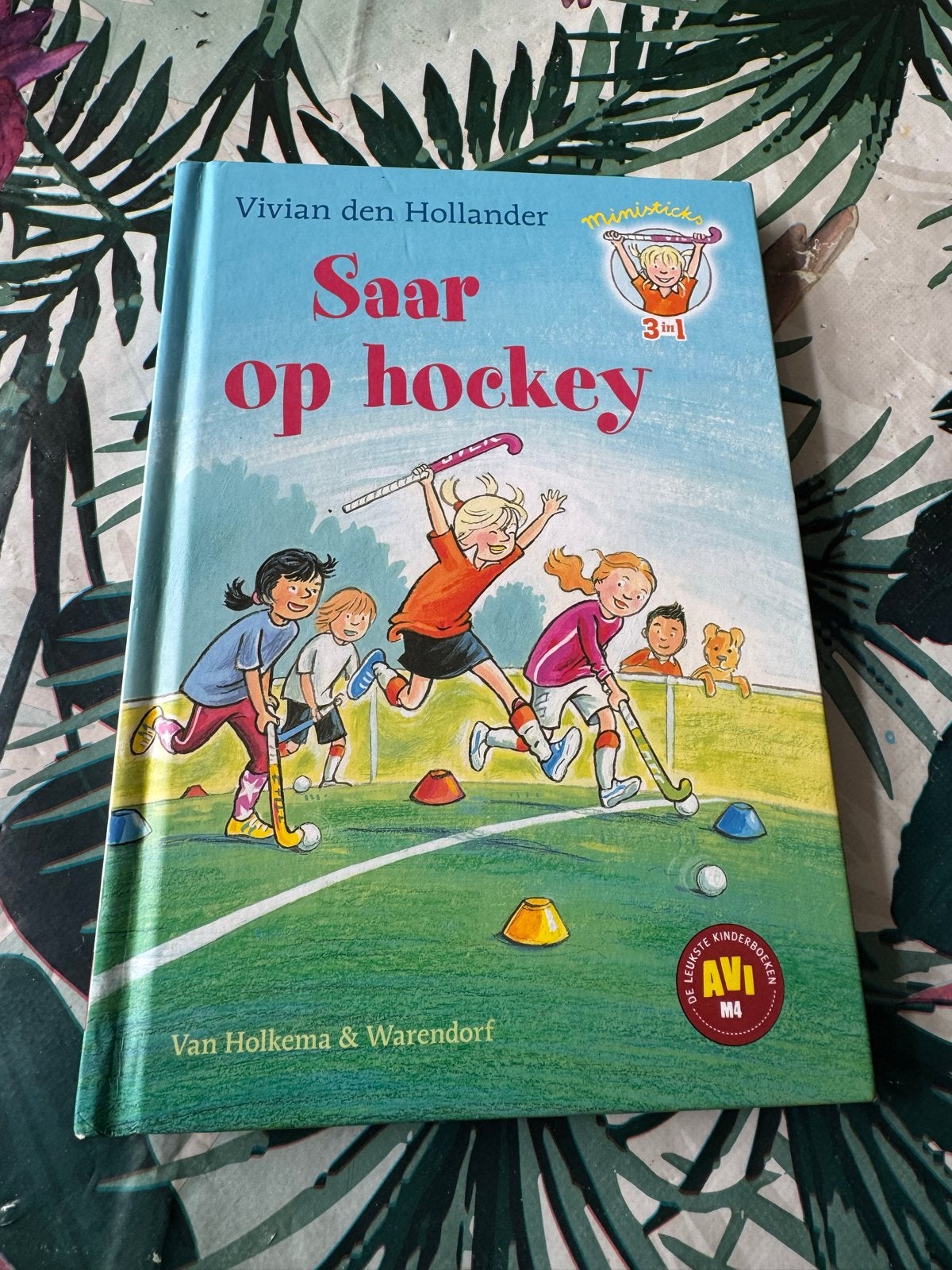 Saar op hockey - Vivian den Hollander (3 in 1), Boeken, Ophalen of Verzenden, Zo goed als nieuw, Fictie algemeen