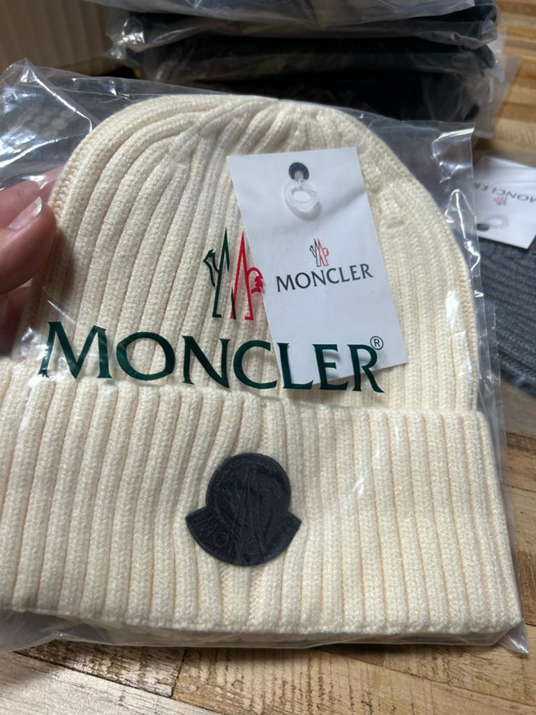 Moncler muts. €15,00, Kleding | Heren, Mutsen, Sjaals en Handschoenen, Ophalen of Verzenden, Nieuw, Overige maten, Muts