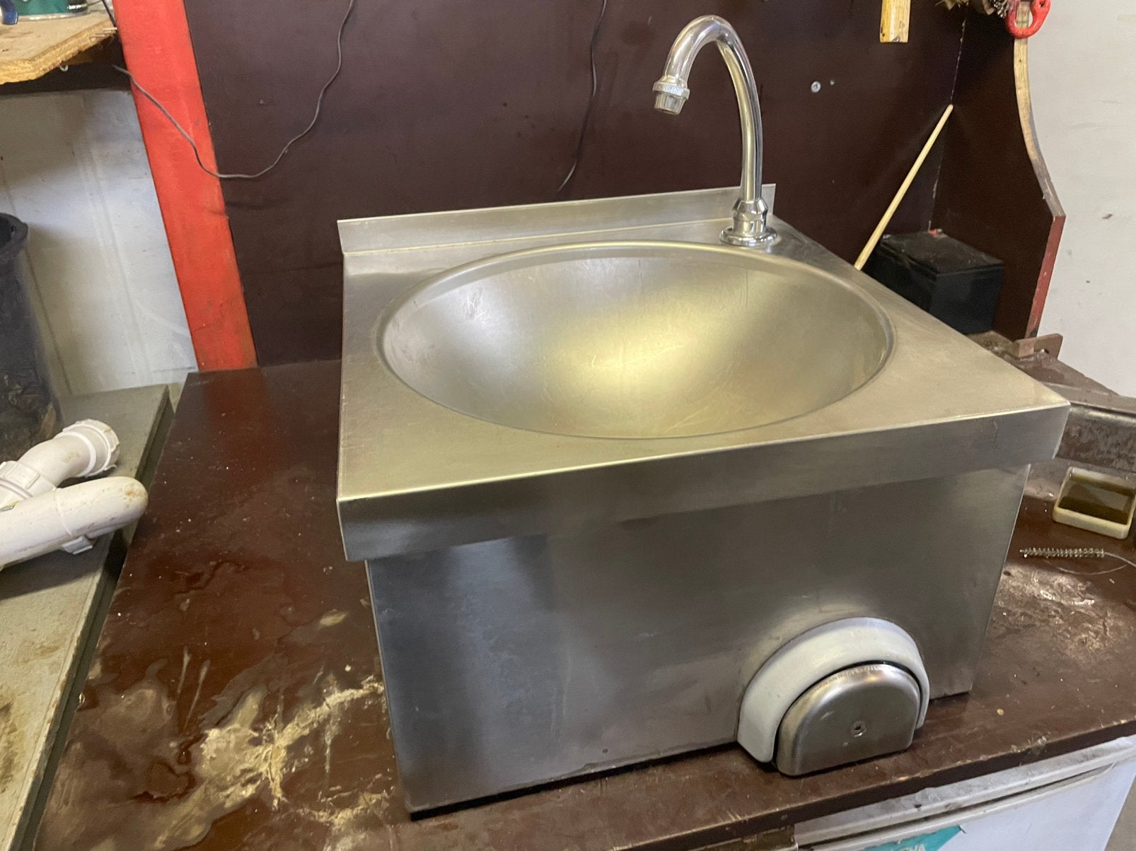 RVS horeca handwasbak met kniebediening compleet met kraan, Ophalen of Verzenden, A, A, A