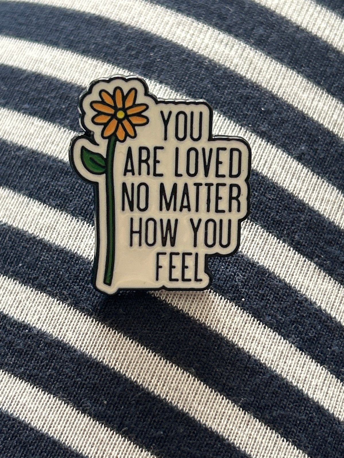 Nieuwe Pin 'You Are Loved' met bloem, Verzamelen, Ophalen of Verzenden, Nieuw, Overige onderwerpen, Speldje of Pin