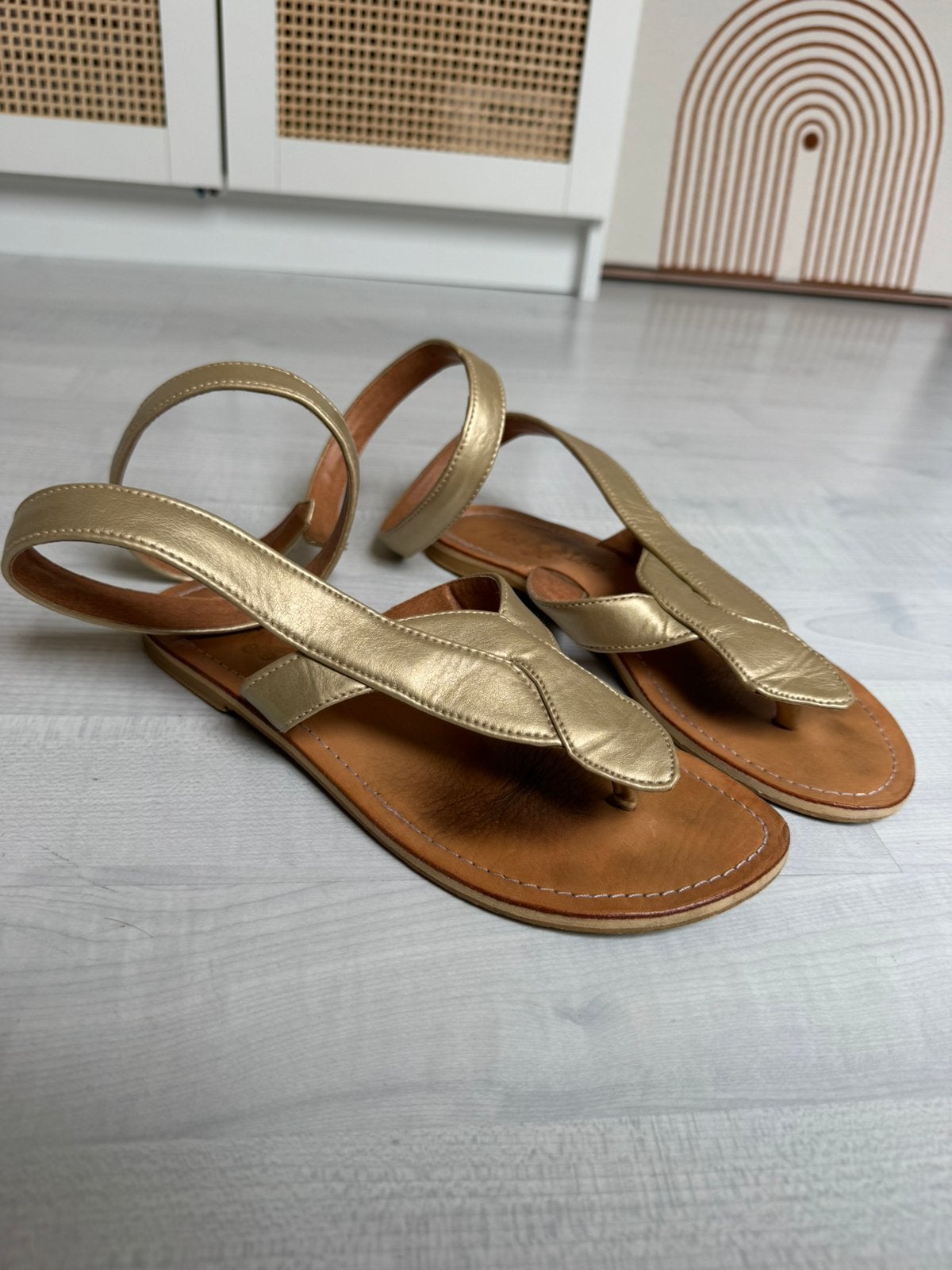 Hot lava slippers goud mt 39, Ophalen of Verzenden, Zo goed als nieuw, Overige kleuren
