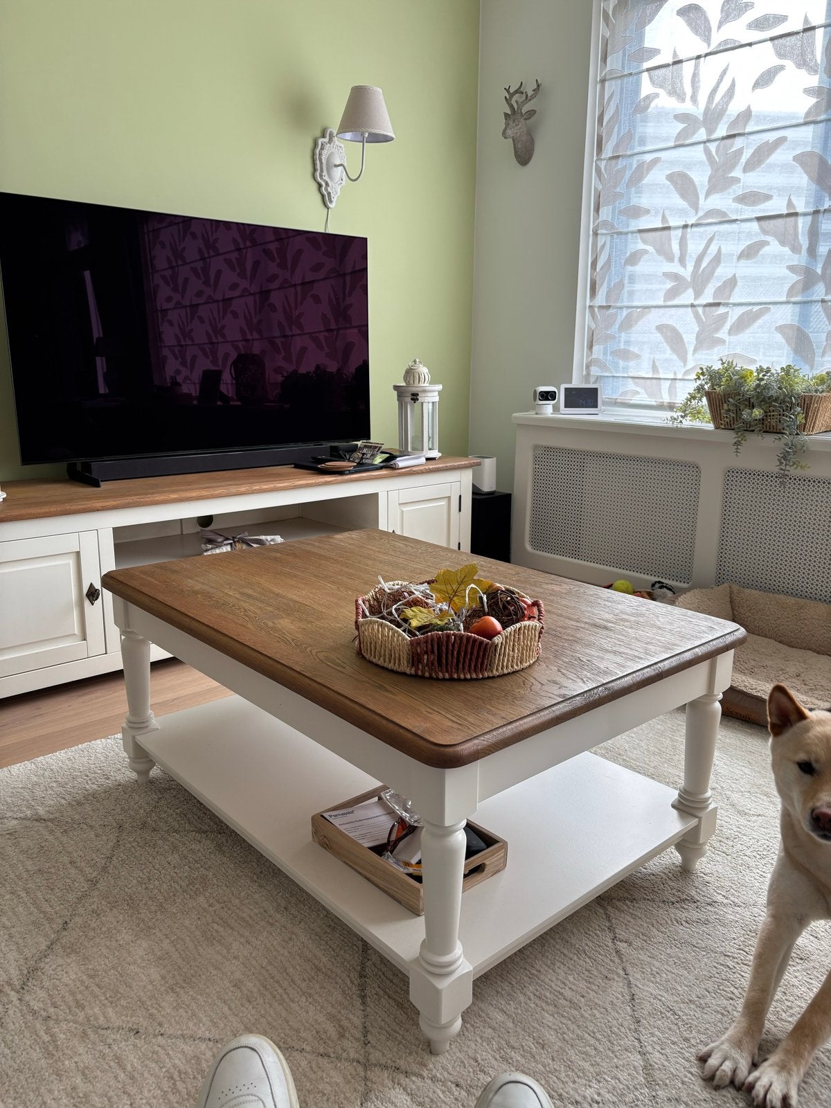Salontafel met houten blad en witte onderstel, Ophalen, Hout, Gebruikt, Landelijk