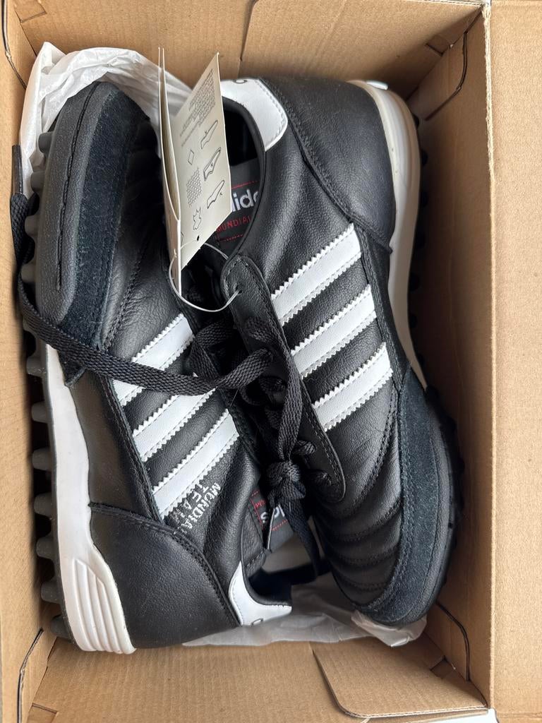 Adidas Mundial Team voetbalschoenen - Nieuw in doos, Ophalen of Verzenden, Nieuw, Schoenen