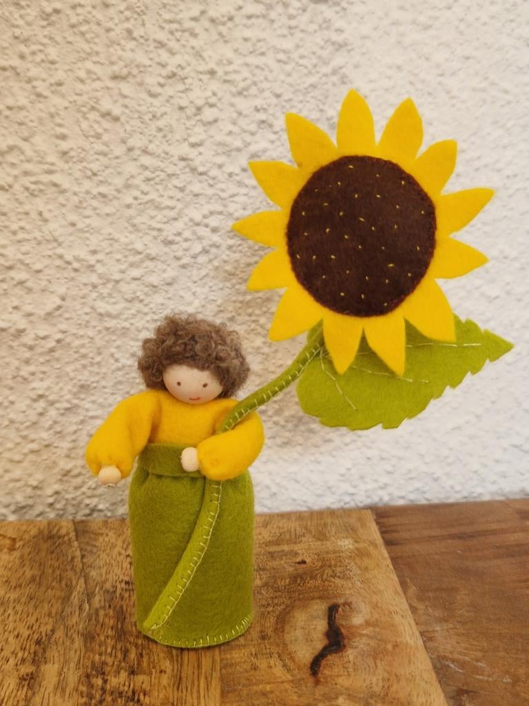 Voor de seizoenstafel,  bloemenkindje zonnebloem, wolvilt, Ophalen of Verzenden, Nieuw, Figuurtje(s), Wolvilt