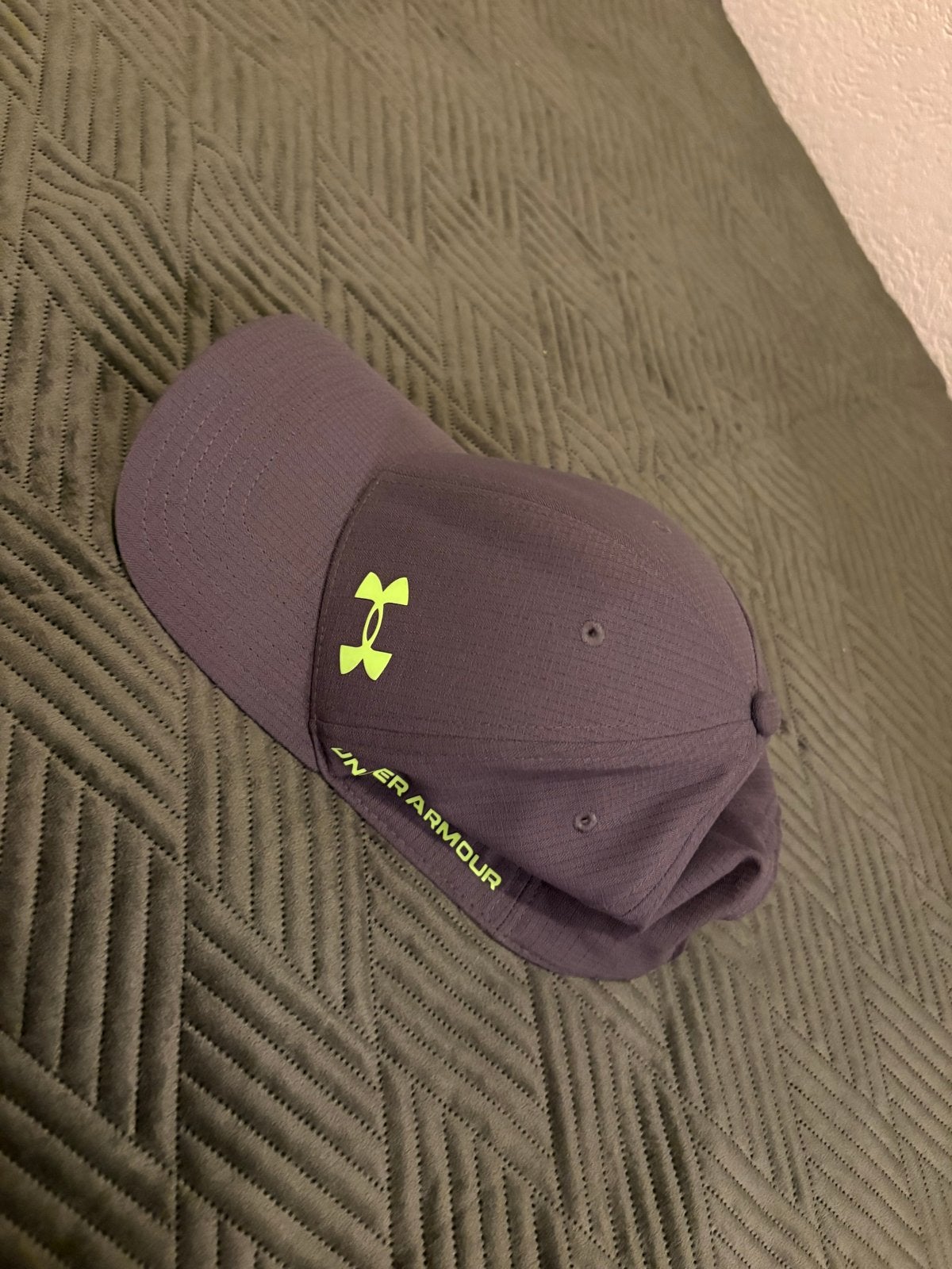 Under Armour Pet - Grijs met Neon Geel Logo, Kleding | Heren, Hoeden en Petten, Ophalen of Verzenden, Zo goed als nieuw, One size fits all