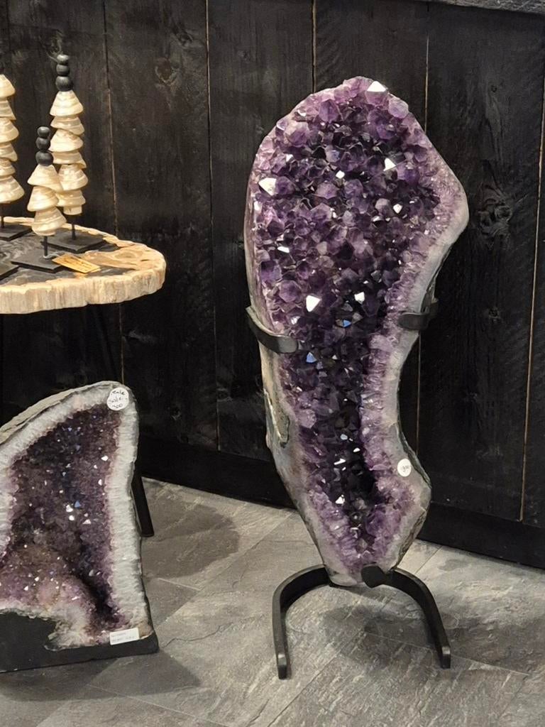 Donkerpaarse amethist op standaard 55 kilo, Verzamelen, Mineralen en Fossielen, Ophalen of Verzenden