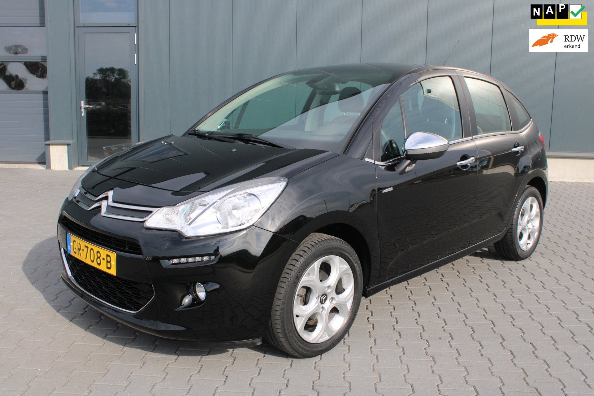 Citroen C3 1.2 PureTech Exclusive TREKHAAK NAVIGATIE PANORAM, Auto's, Voorwielaandrijving, Dealer onderhouden, Gebruikt, 1199 cc