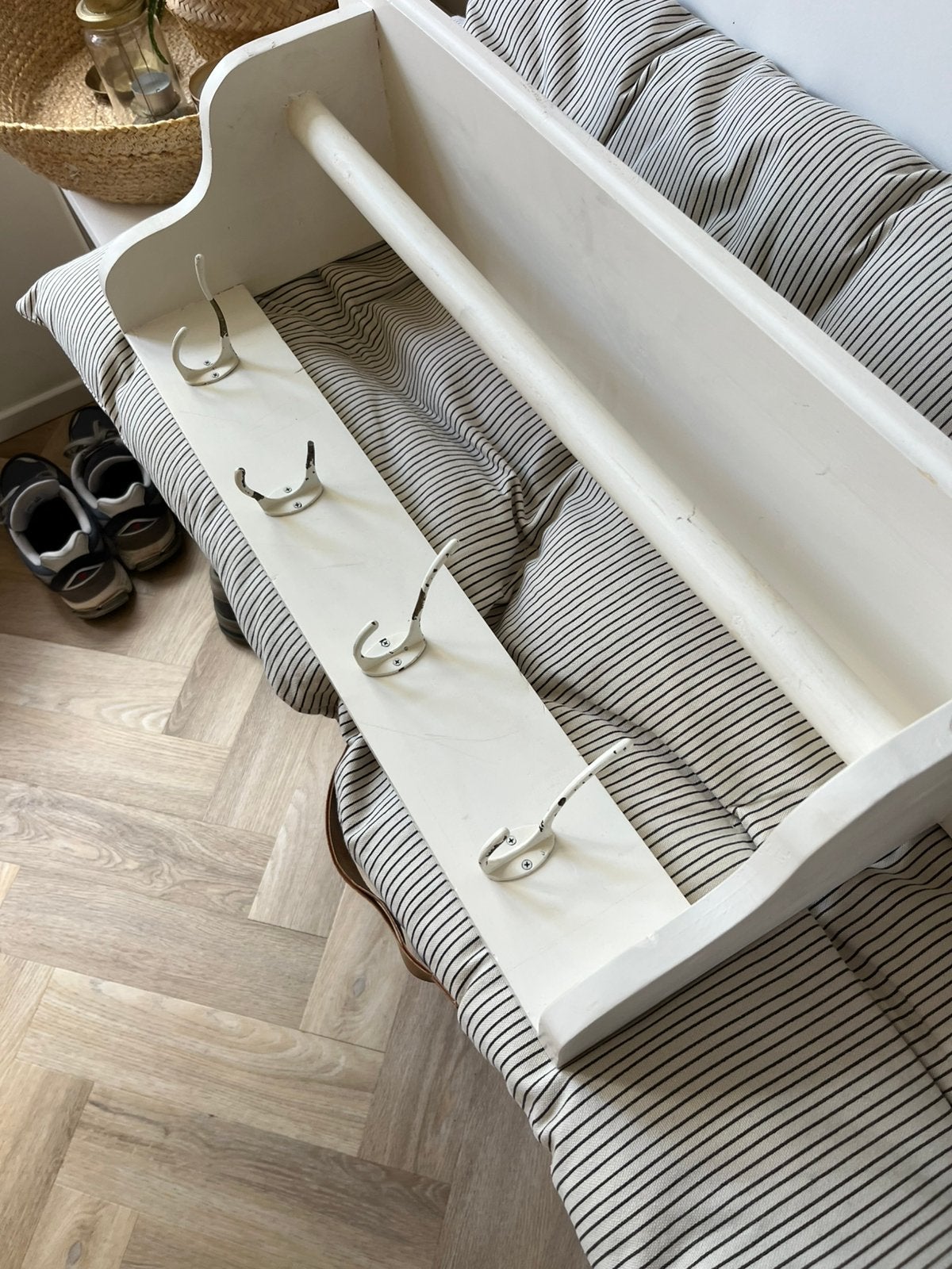 Brocante Wit Houten Wandrek met haken, Ophalen
