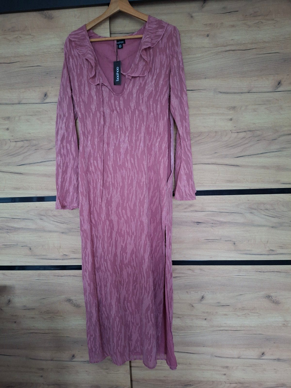 Boohoo Jacquard Frill Side Split Maxi Jurk - Roze, Maat 38/40 (M), Boohoo, Nieuw, Ophalen of Verzenden