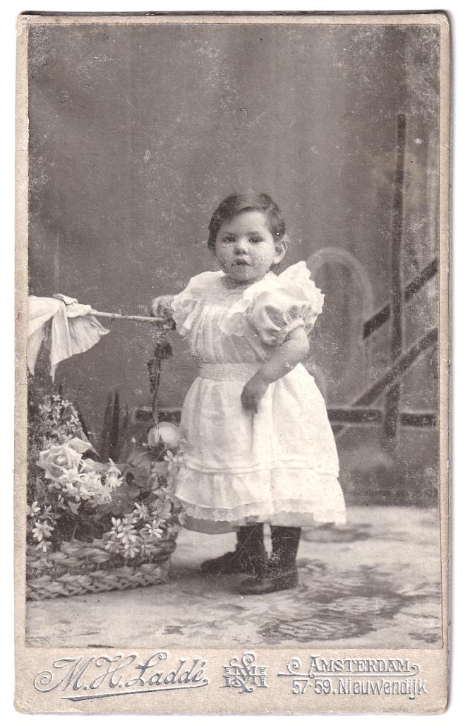 CDV - Kind Meisje Witte Jurk - Foto Ladde Amsterdam, Verzamelen, Foto's en Prenten, Gebruikt, Foto, Ophalen of Verzenden, Voor 1940