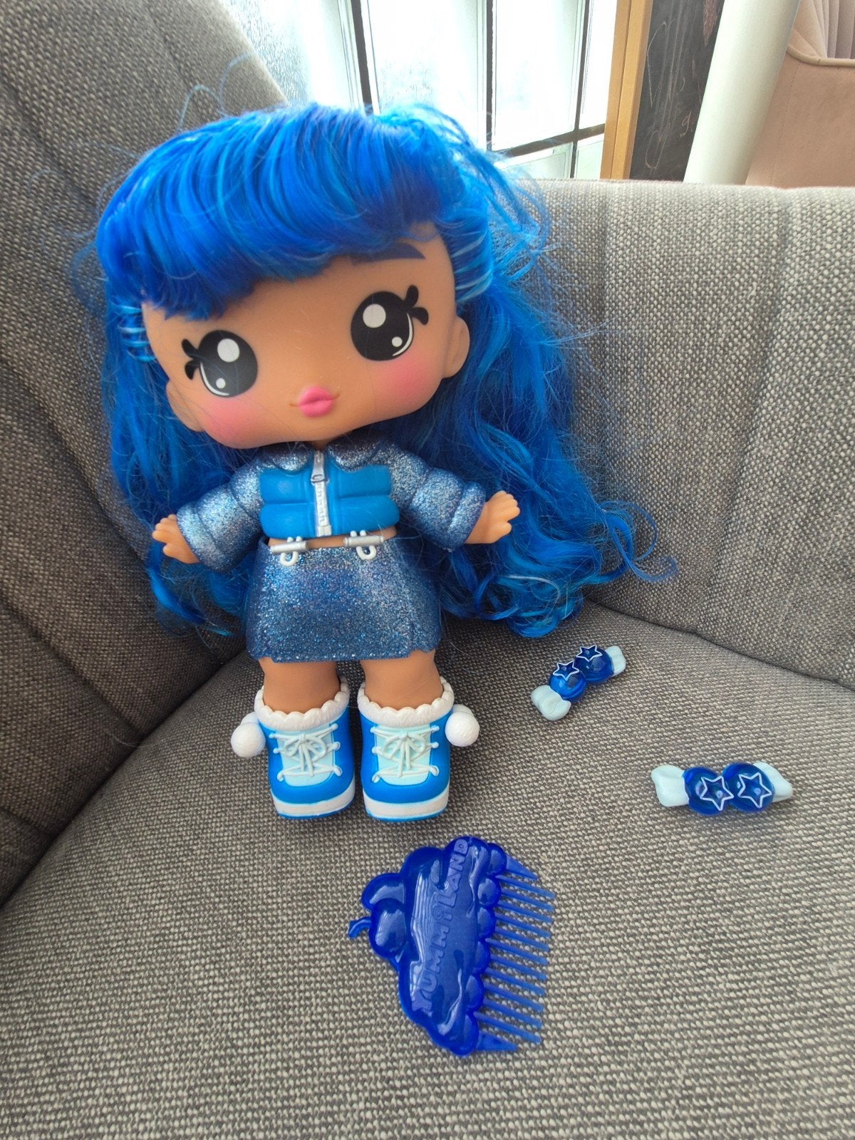 Leuke pop met blauw haar en winterkleding, Kinderen en Baby's, Ophalen of Verzenden, Gebruikt, Overige typen