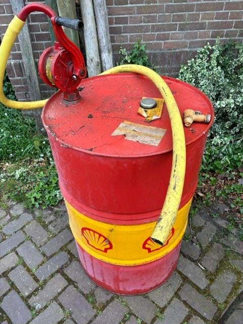 200 liter olievat met handpomp merk Prima, Ophalen
