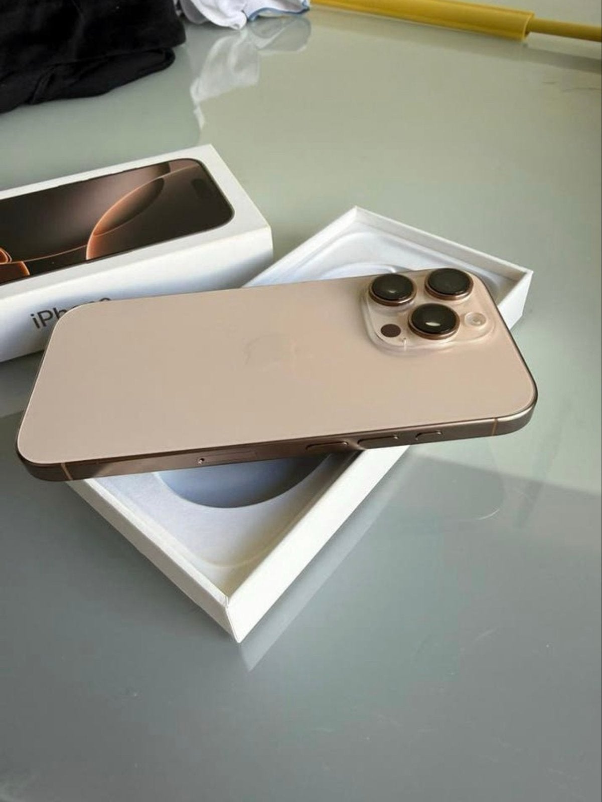 iPhone 16 Pro Goud 128 GB Krasvrij, Telecommunicatie, Mobiele telefoons | Apple iPhone, 128 GB, Ophalen of Verzenden, Zo goed als nieuw