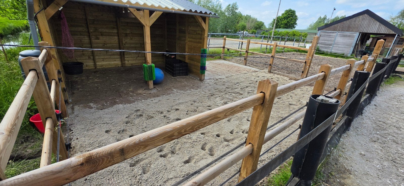 Pensionstalling met ruime uitloop voor shet of mini, Stalling, 1 paard of pony