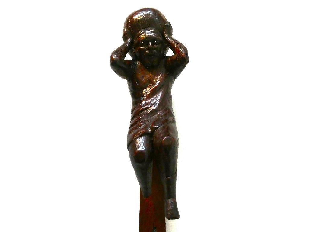 Houtgesneden beeld van Atlas met hemelgewelf, Antiek en Kunst, Ophalen of Verzenden, Handgemaakt, 20 - 50 cm, Beeld