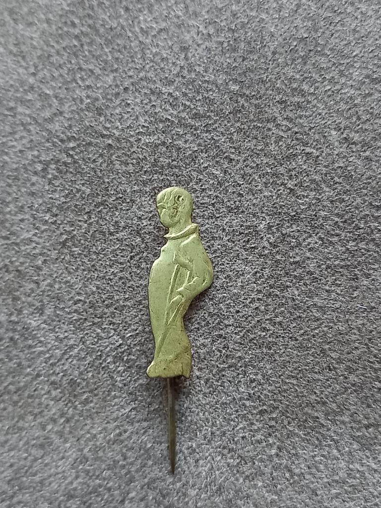 Speldje Monnik / Pater / iemand met kruk??, Ophalen of Verzenden, Gebruikt