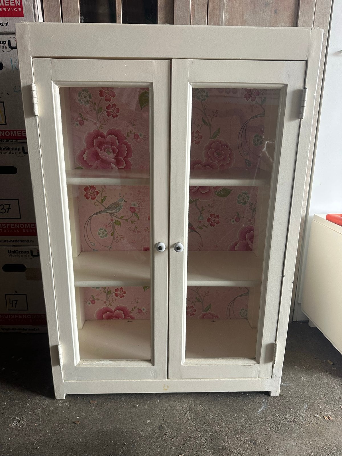 Leuke witte vitrinekast met roze bloemenprint, Ophalen, Gebruikt, 100 tot 150 cm, 50 tot 100 cm