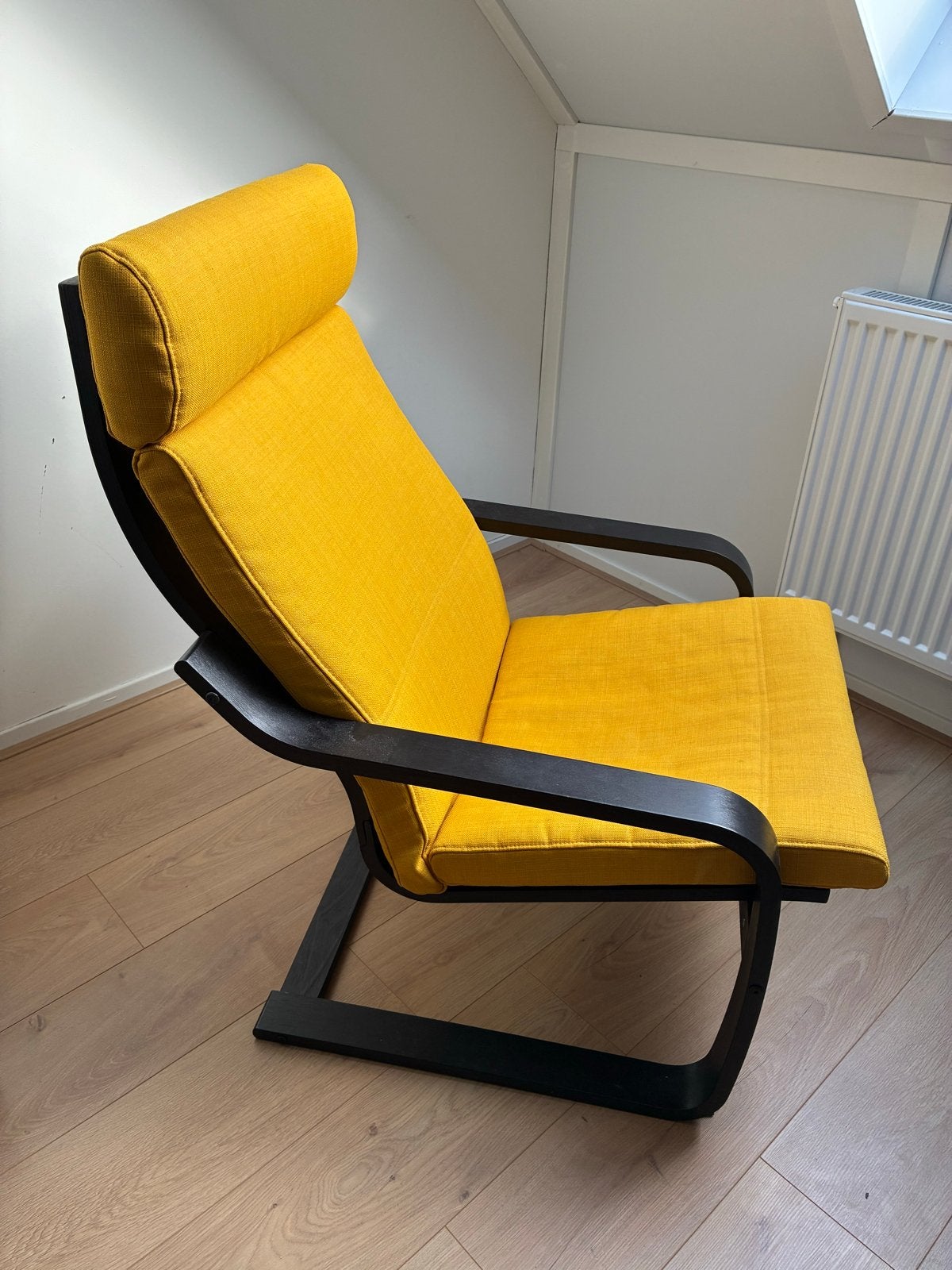 IKEA Poäng stoel zwartbruin met donkergeel kussen, Huis en Inrichting, Ophalen, Gebruikt, Overige kleuren, Eén