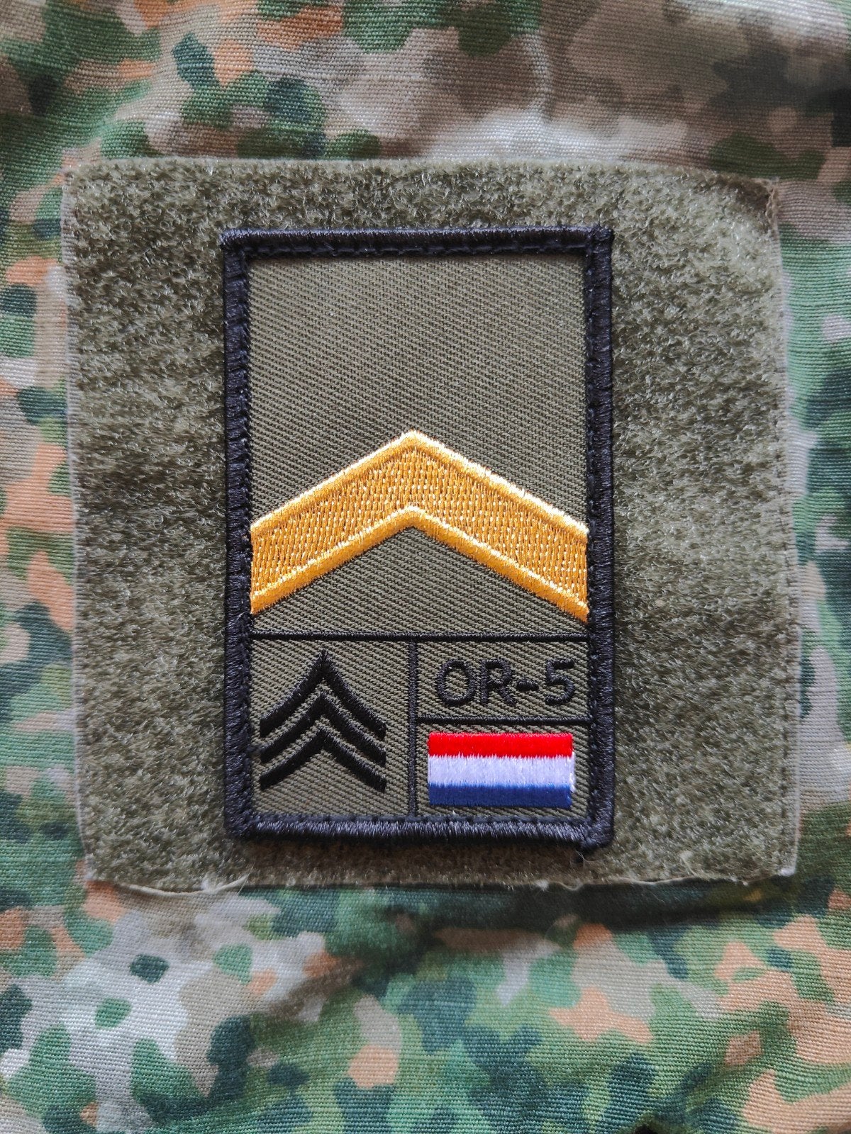 NAVO rang Sergeant patch, Verzamelen, Militaria | Algemeen, Landmacht, Embleem of Badge, Nederland, Verzenden