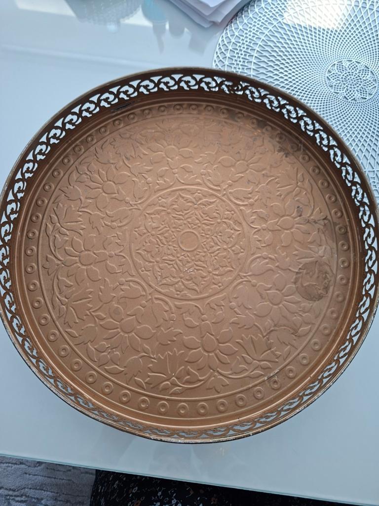 Decoratieve ronde metalen schaal met bloemenpatroon, Overige materialen, Gebruikt, Schaal, Rond
