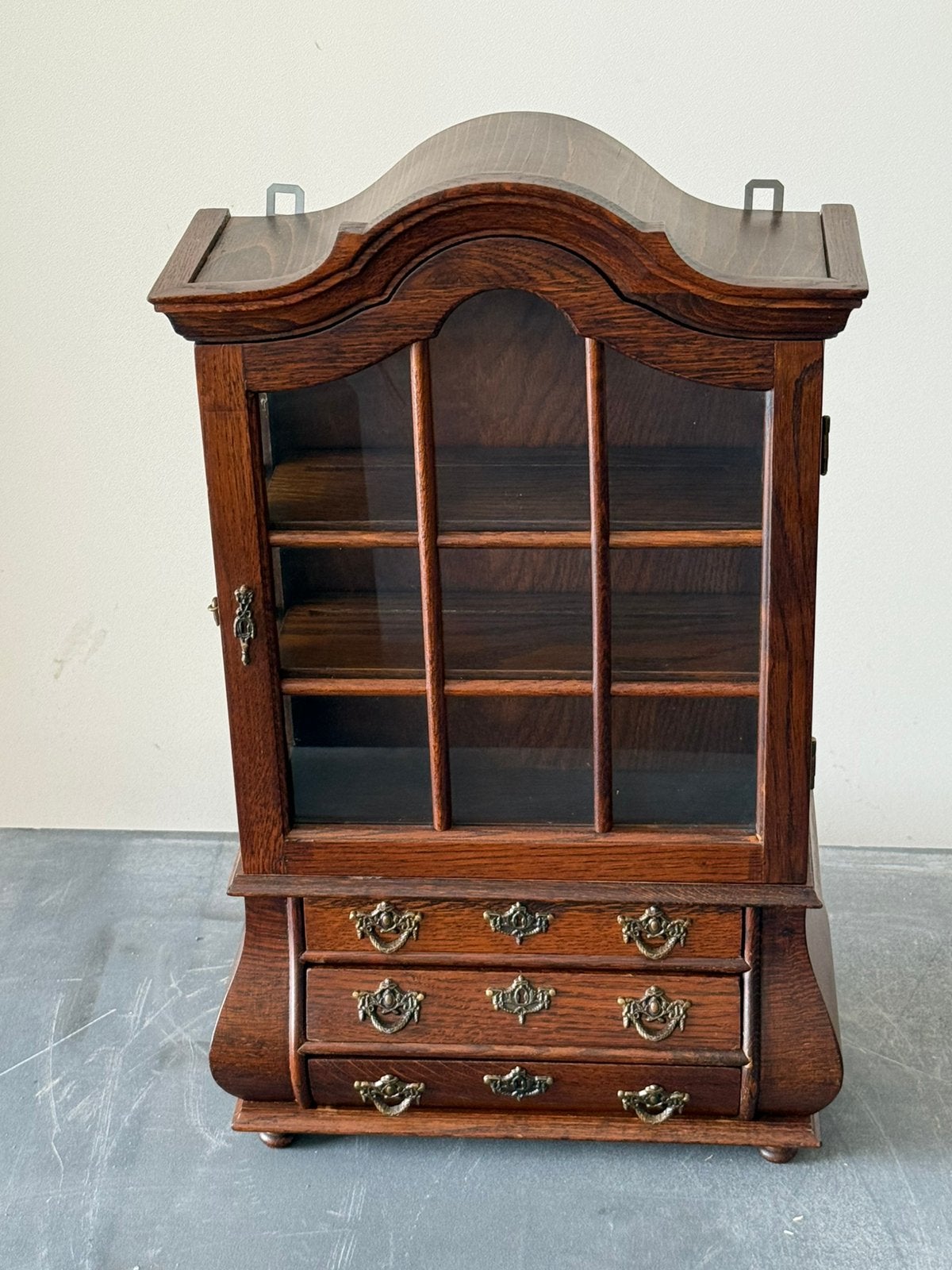 Antiek vitrinekastje met 3 laadjes, Antiek en Kunst, Ophalen