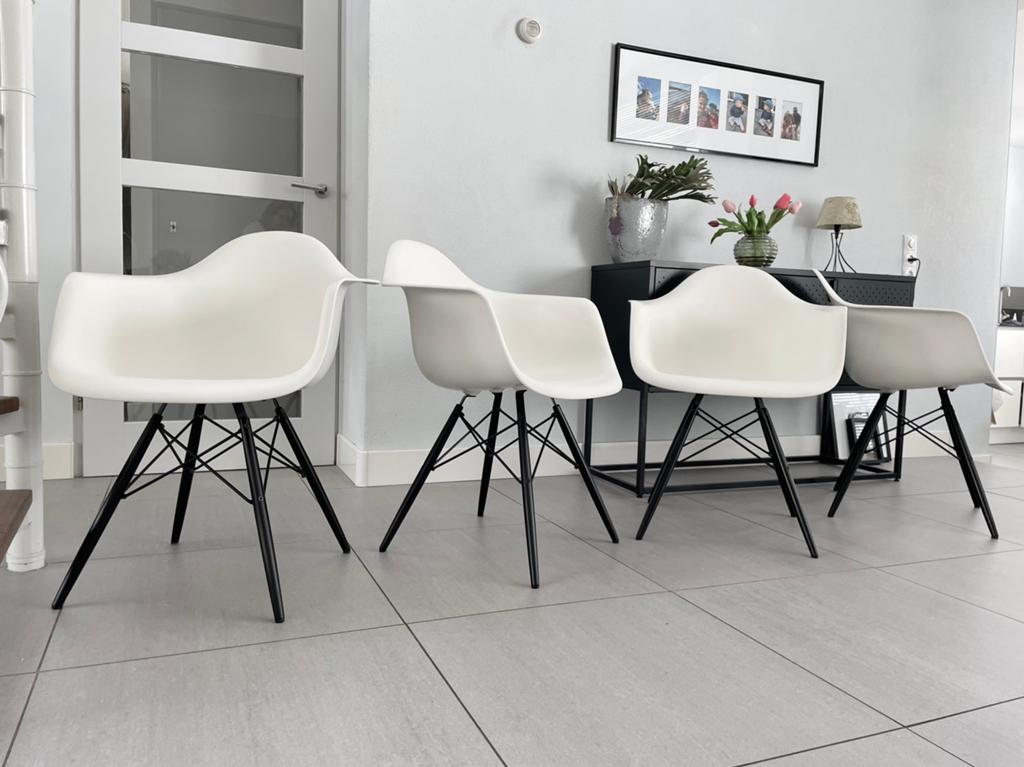 Vitra Eames kuipstoelen wit / daw zwart, Huis en Inrichting, Stoelen, Vitra, Wit, Ophalen of Verzenden, Zo goed als nieuw