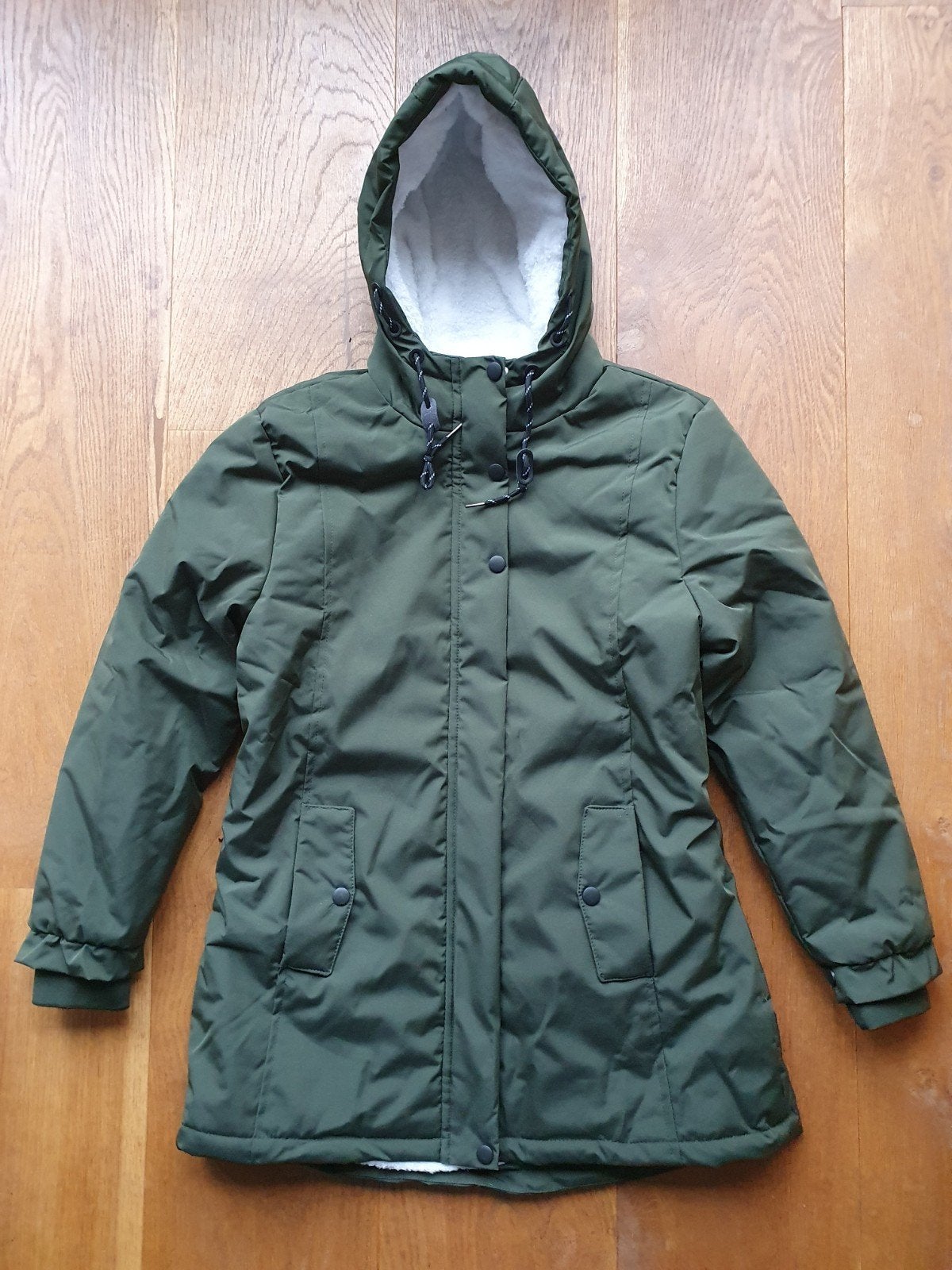Groene dames winterjas met capuchon maat XL. Nooit gedragen!, Maat 42/44 (L), Nieuw, Ophalen of Verzenden, Onbekend