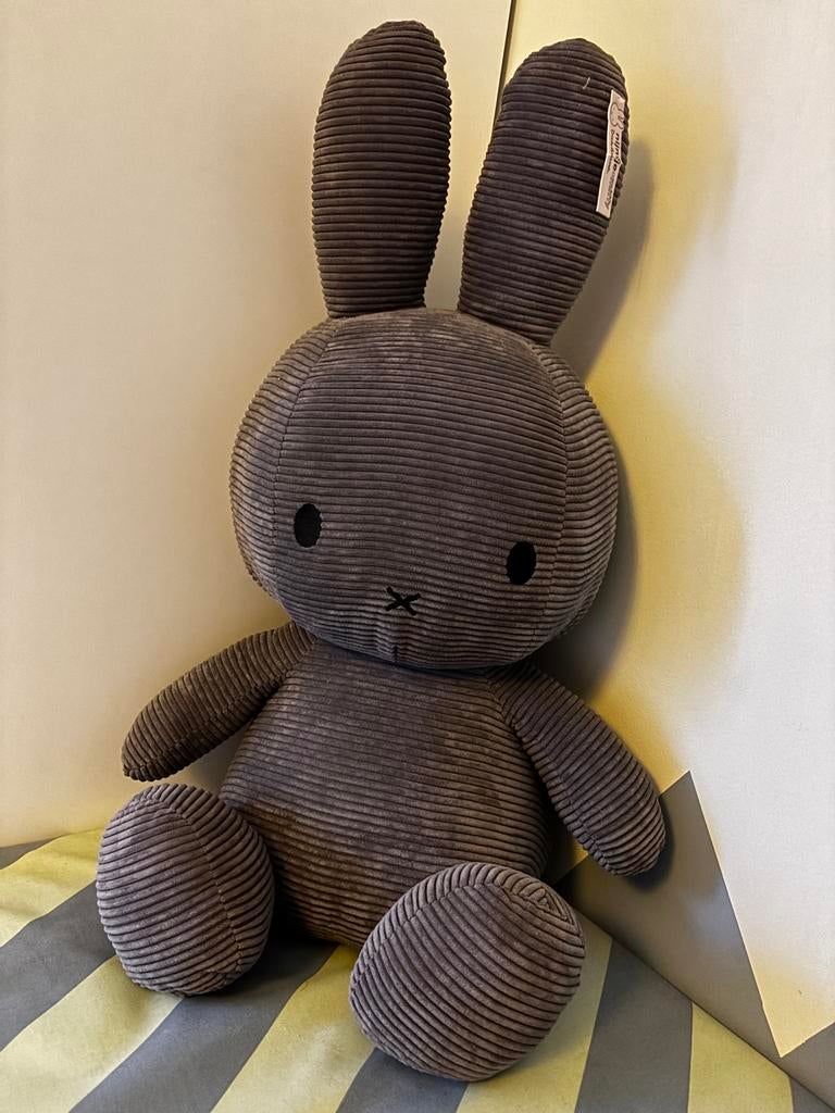 XL Nijntje Miffy knuffel corduroy grijs - 70 cm, Ophalen of Verzenden, Nieuw, Konijn