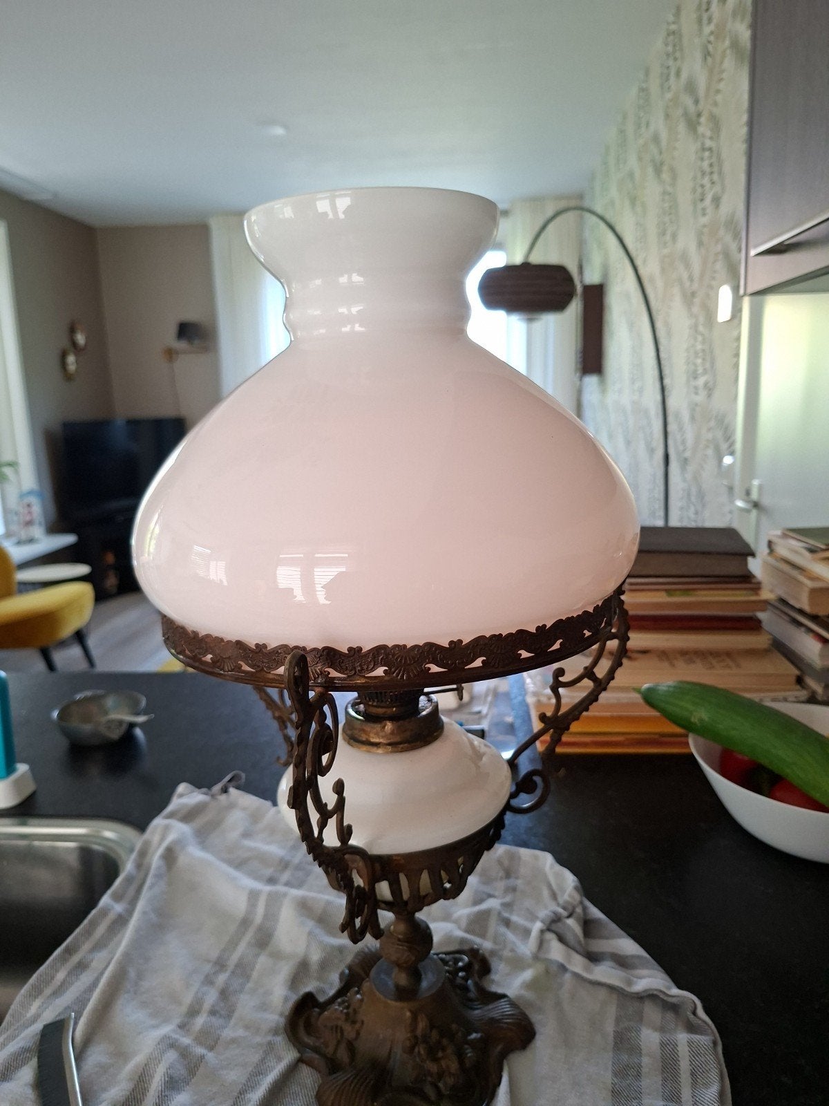 Antieke olielamp met melkglazen kap, Ophalen