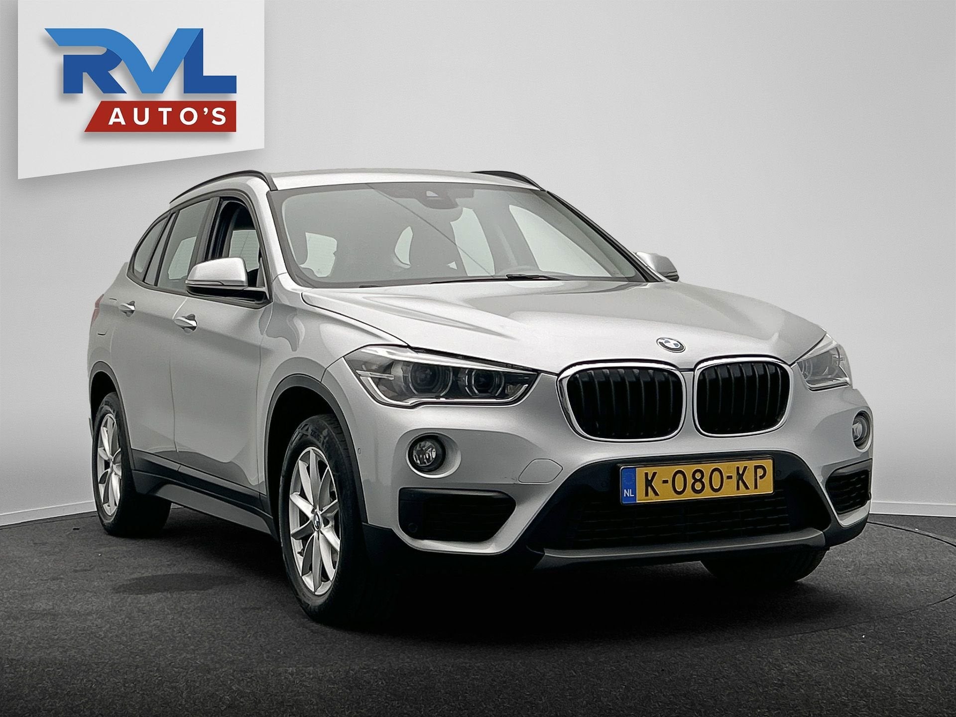 BMW X1 SDrive18i High Executive | Trekhaak | Navigatie | PDC, Auto's, Gebruikt, 3 cilinders, 1405 kg, 1499 cc
