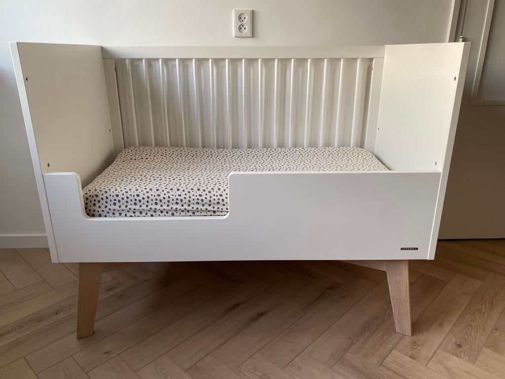Kidsmill Sixties Ledikant 60x120 met matras en beschermmat, Kinderen en Baby's, Babywiegjes en Ledikanten, Ophalen, Zo goed als nieuw