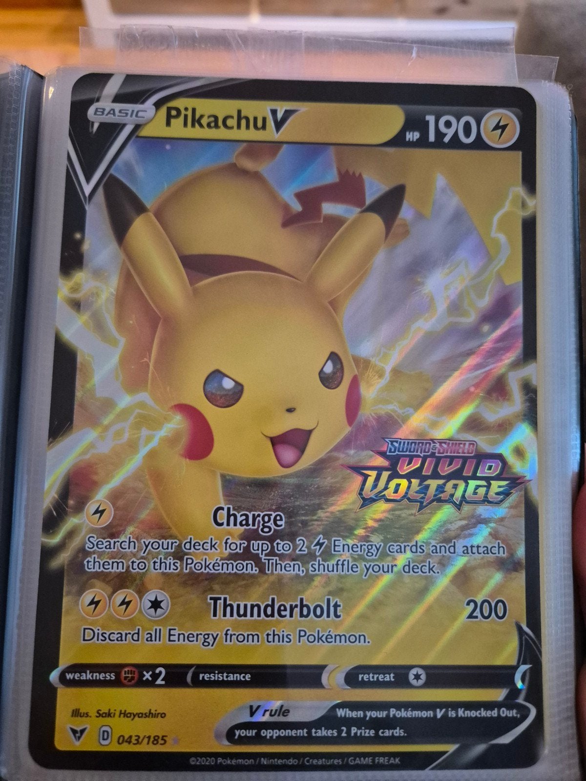 Oversized Pikachu V 043/185 Vivid Voltage Pokémon kaart, Ophalen of Verzenden, Nieuw, Losse kaart, Foil