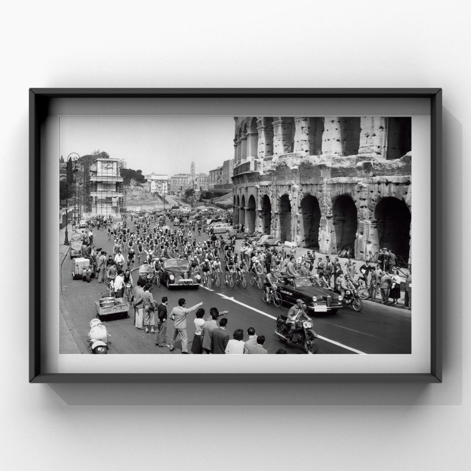 Giro d'Italia 1955, het peloton langs het Colosseum, Rome UP, Foto, Zo goed als nieuw, 1940 tot 1960, Buitenland