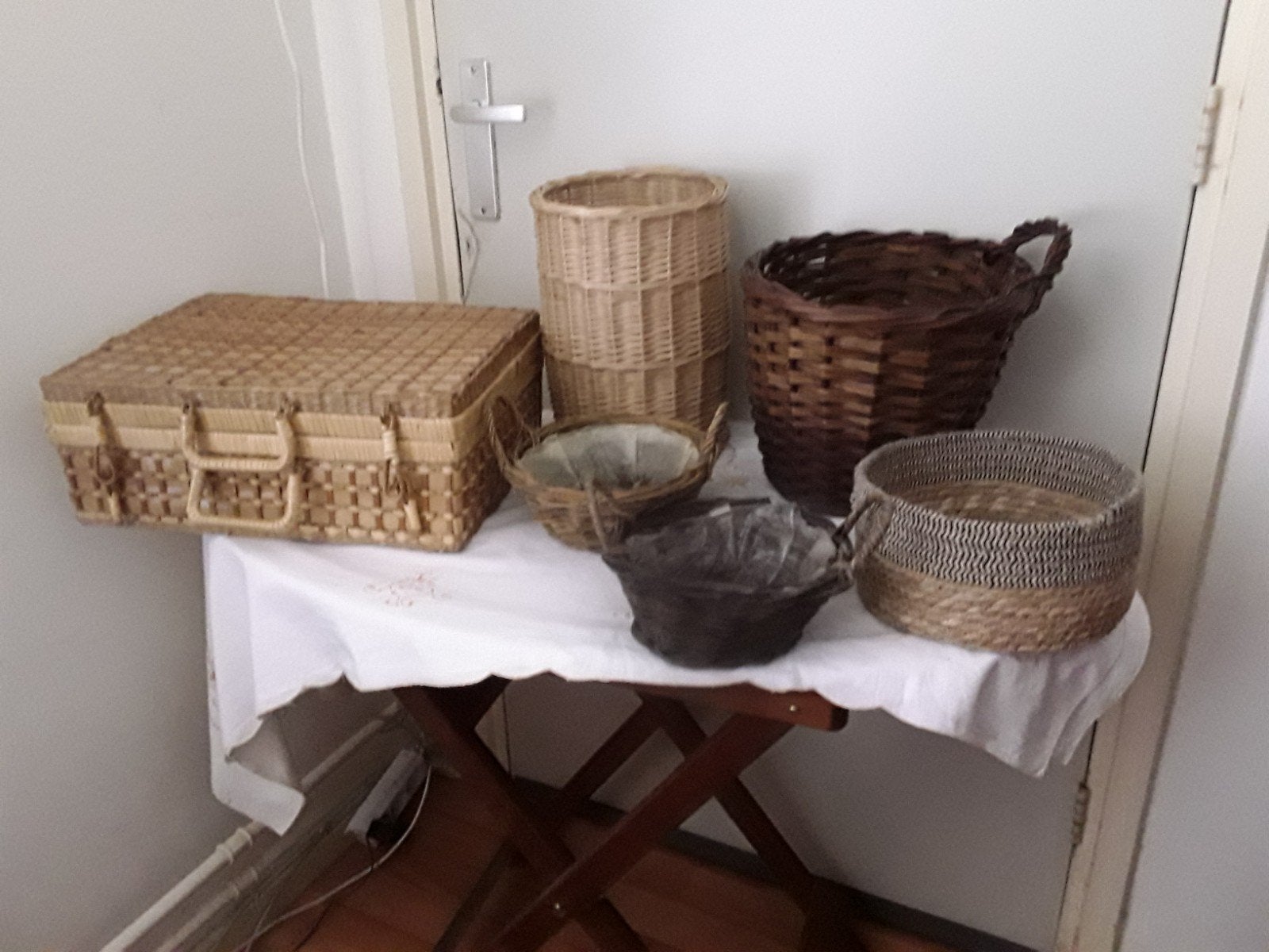 Rieten koffertje en manden, Ophalen, Rond, Riet
