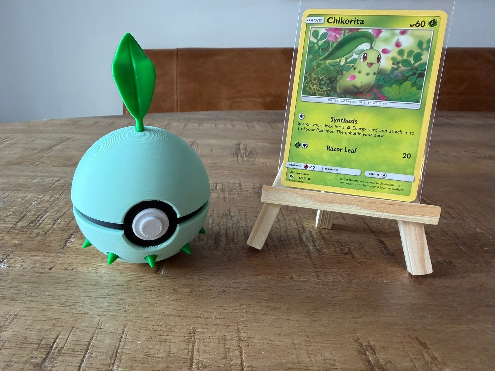 Chikorita pokemon kaart + standaard + pokeball, Ophalen of Verzenden, Zo goed als nieuw, Losse kaart