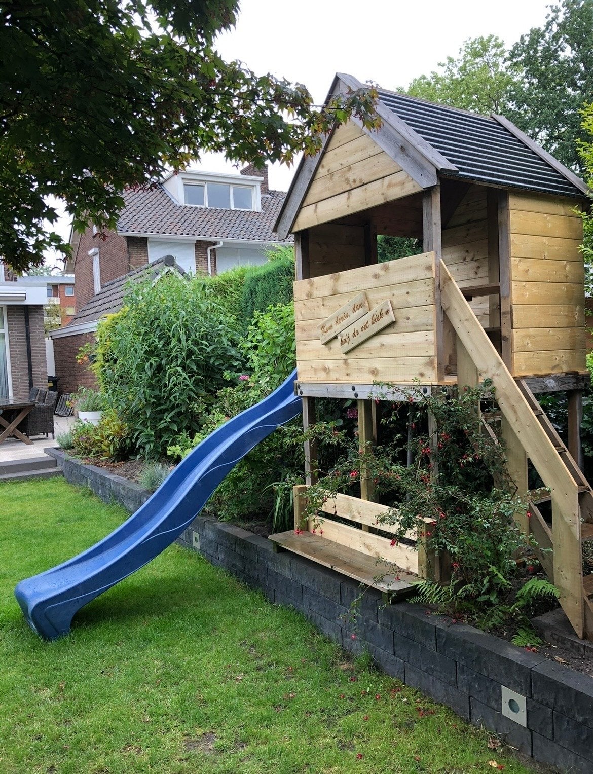 Uniek houten speelhuisje met glijbaan en kippenhok, Ophalen, Gebruikt, Hout