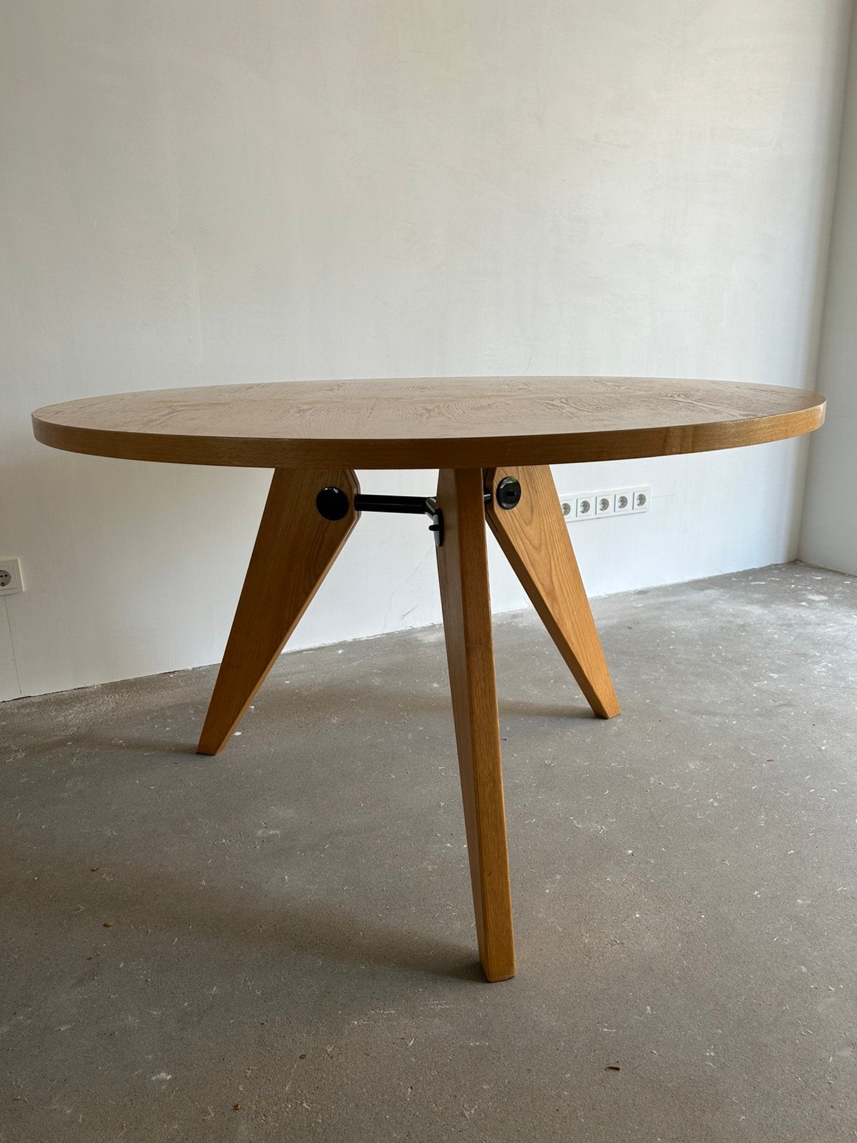 Jean Prouvé Guéridon replica eettafel Ø120 cm, Ophalen, Gebruikt, Rond, Vier personen