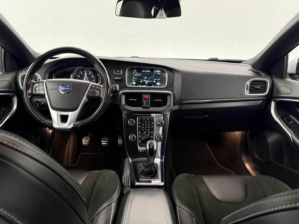Volvo V40 1.6 T2 R-Design | Virtual | Cruise | Clima | Navi, Auto's, Volvo, Voorwielaandrijving, Gebruikt, 4 cilinders, Zwart