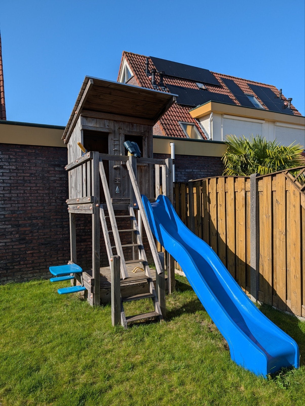 Houten speelhuisje met glijbaan en zandbak, Ophalen, Gebruikt, Zandbak