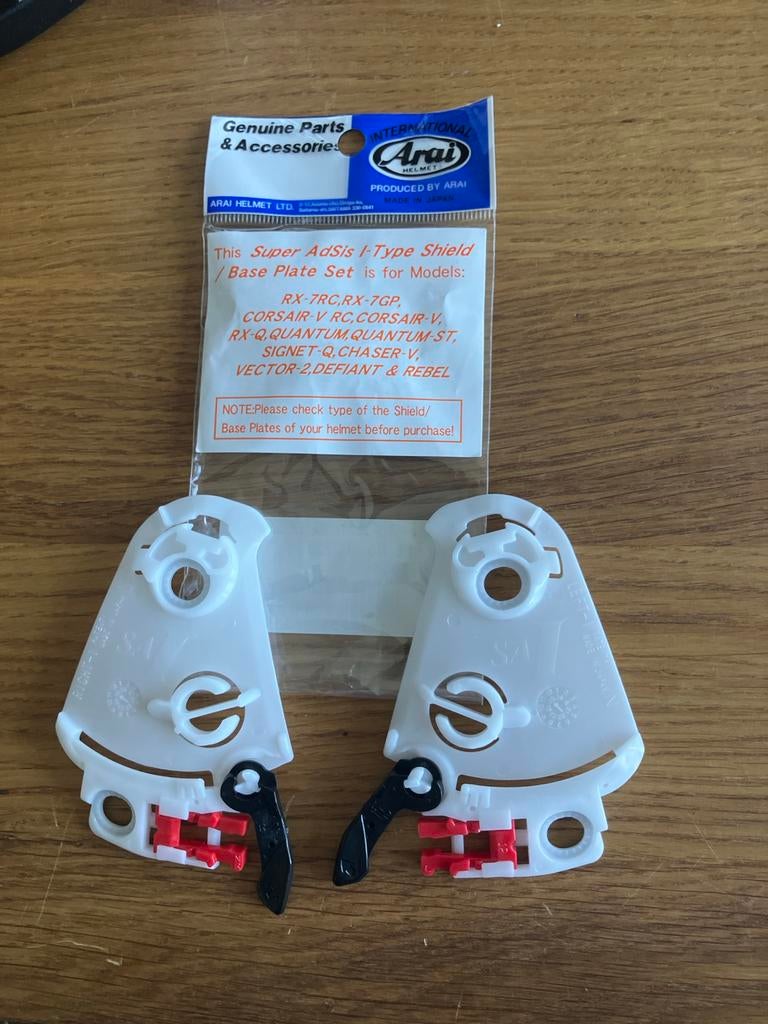 Arai Super AdSis I-Type Shield / Base Plate Set (Nieuw), Motoren, Kleding | Motorhelmen, Ophalen of Verzenden, Nieuw zonder kaartje