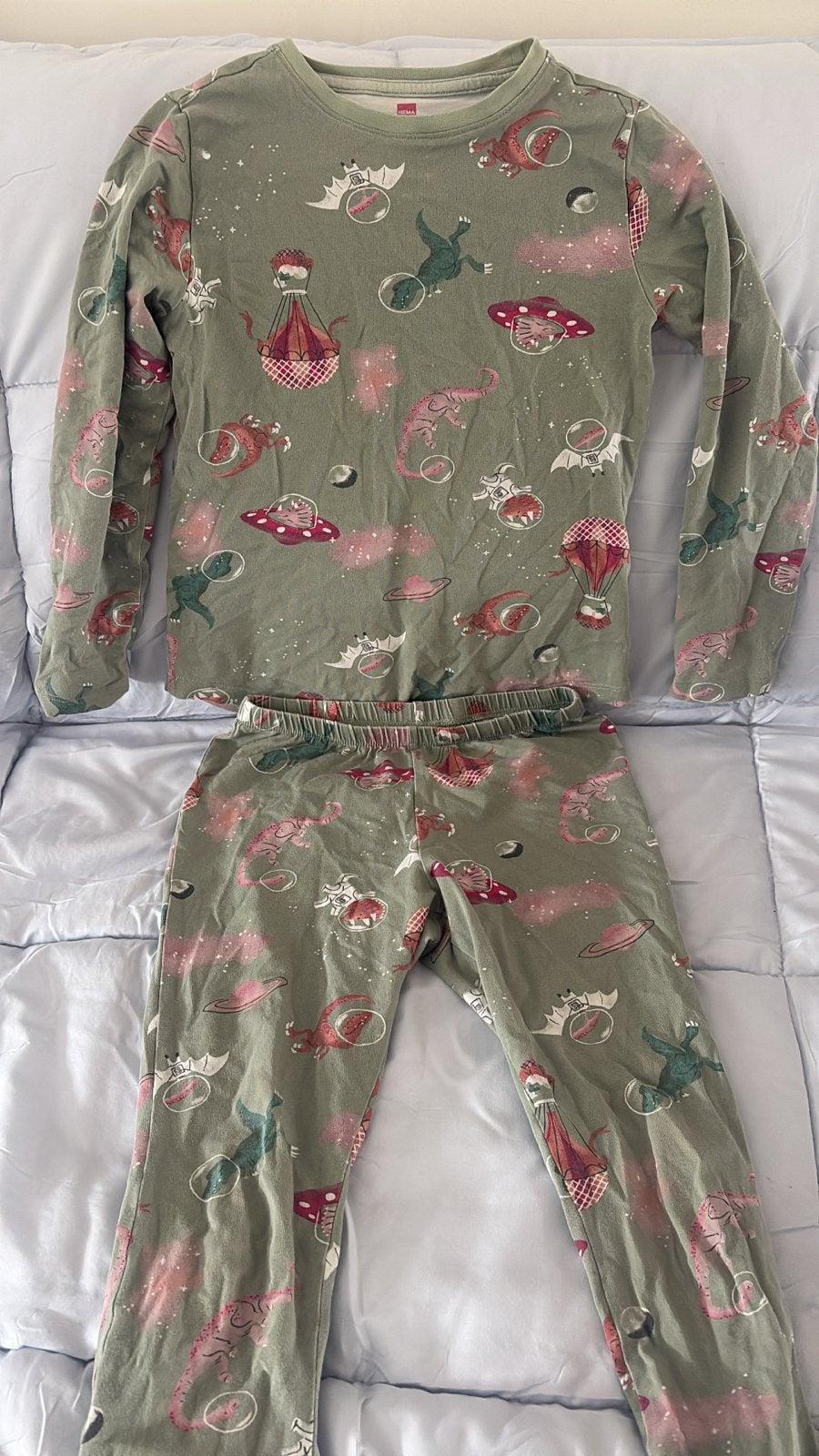 Hema pyjama met ruimte/dino print 122/128, Ophalen, Gebruikt, Jongen of Meisje