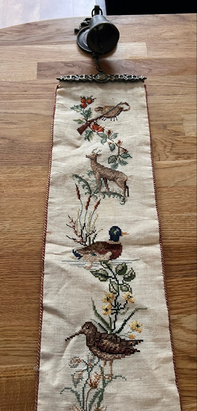 Prachtig handgeborduurd schellekoord met natuurtaferelen, Ophalen of Verzenden, Gebruikt, Handborduren, Overige typen