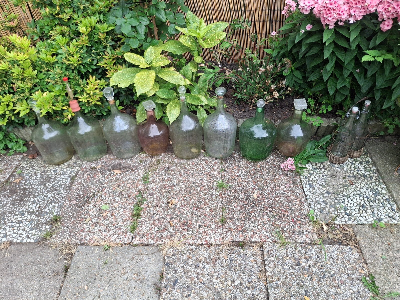 Set van 9 vintage glazen flessen/mandflessen, Ophalen of Verzenden