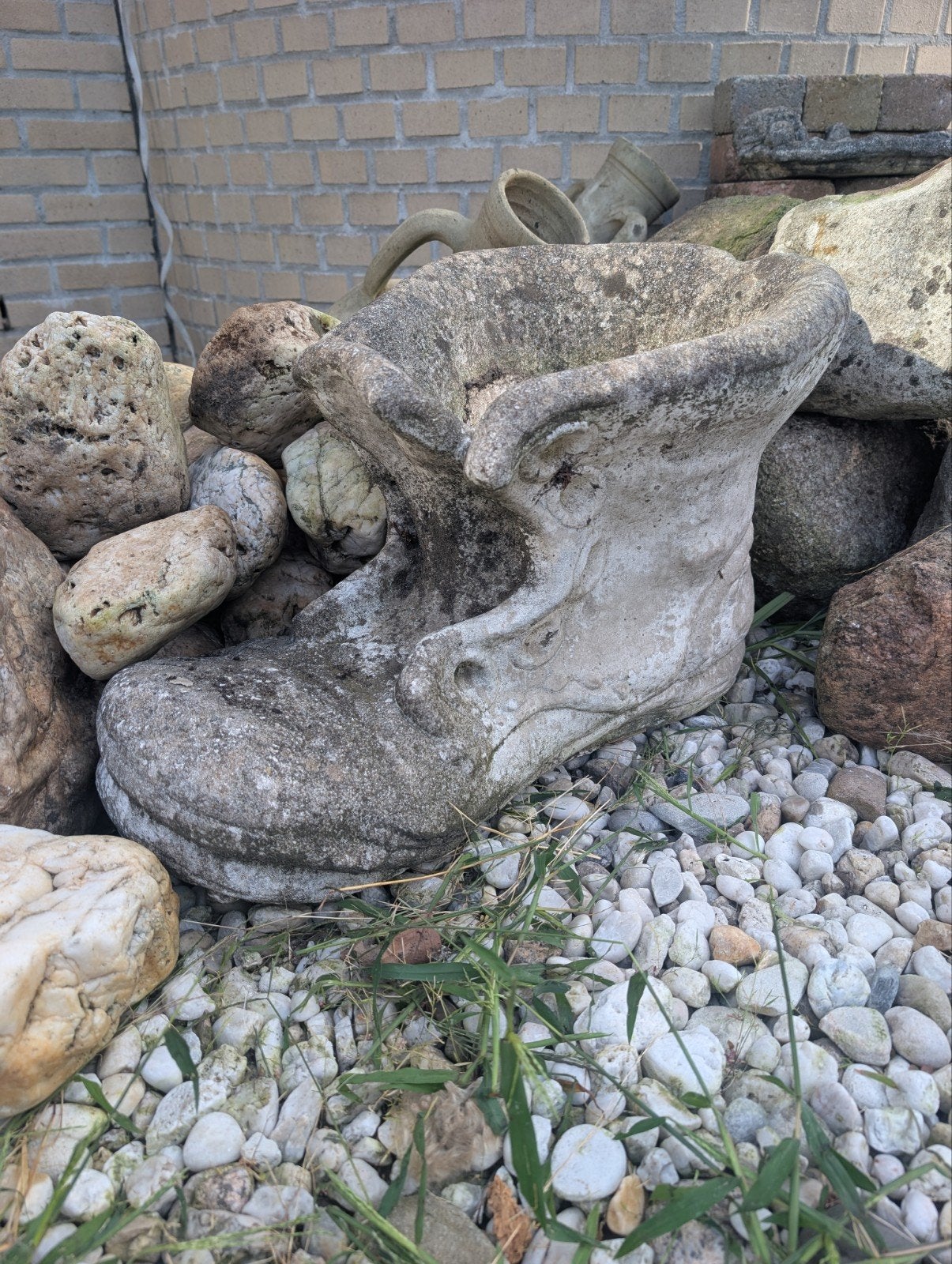 Gratis ophalen: Betonnen schoen bloempot voor in de tuin, Ophalen, Gebruikt, Minder dan 60 cm, Balkon