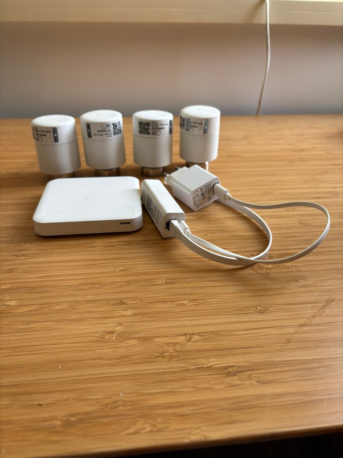 Tado starterkit V3+ en 4 radiatorknop + bedrade thermostaat., Ophalen of Verzenden, Zo goed als nieuw