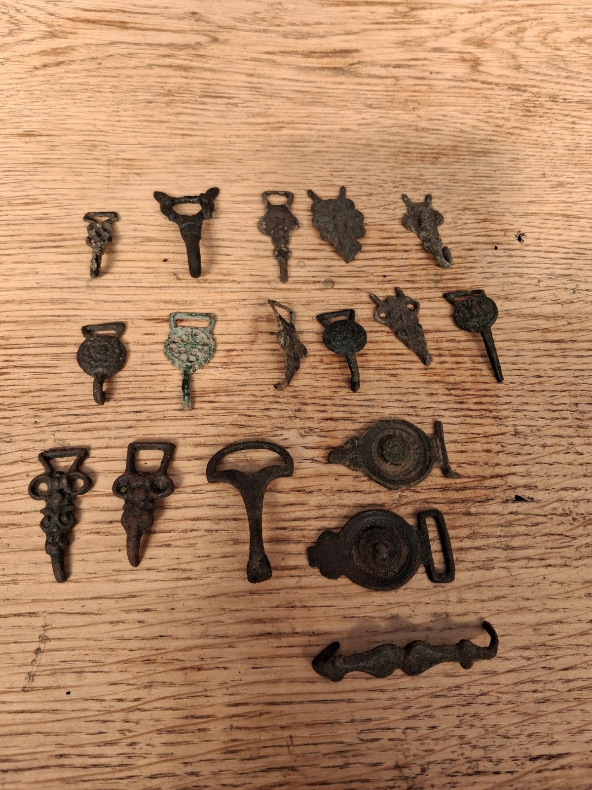 Diverse bodemvondsten Betuwe: mantelhaken, lijkwade, gespen, Ophalen of Verzenden