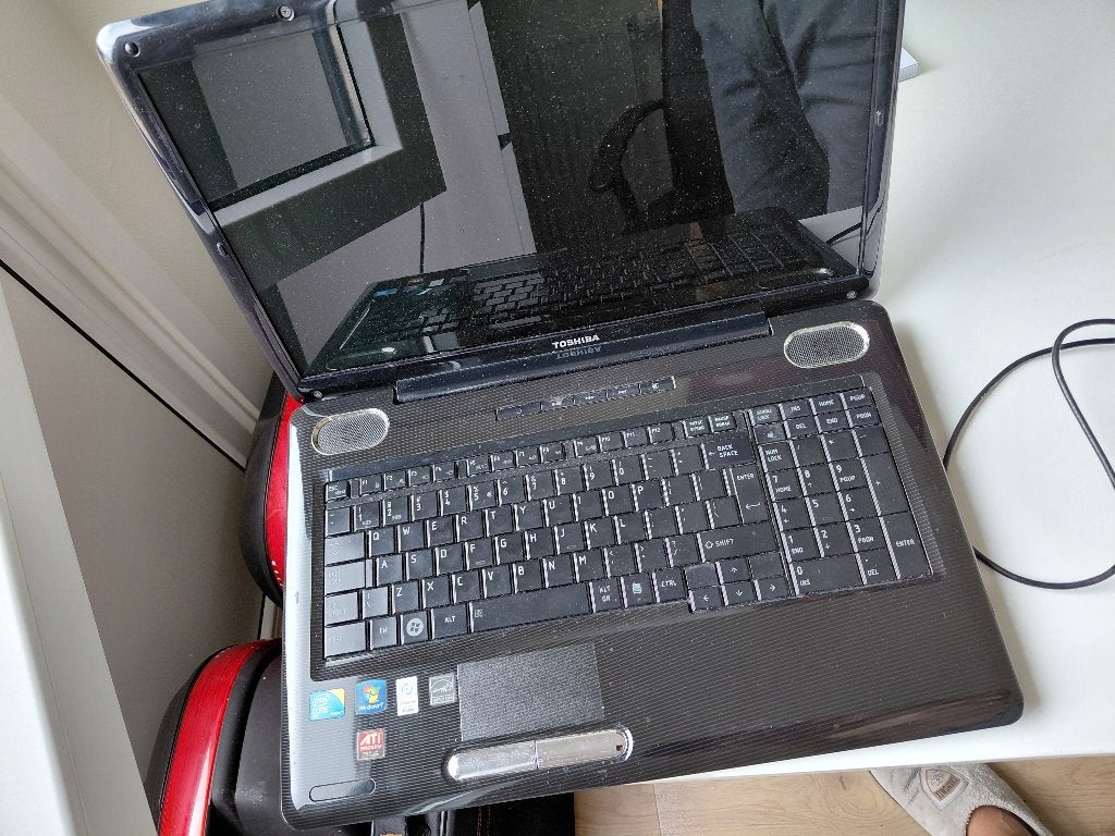 Laptop Toshiba Satellite L555-10T, 2 tot 3 Ghz, Qwerty, Intel Core 2 Duo, 8 GB