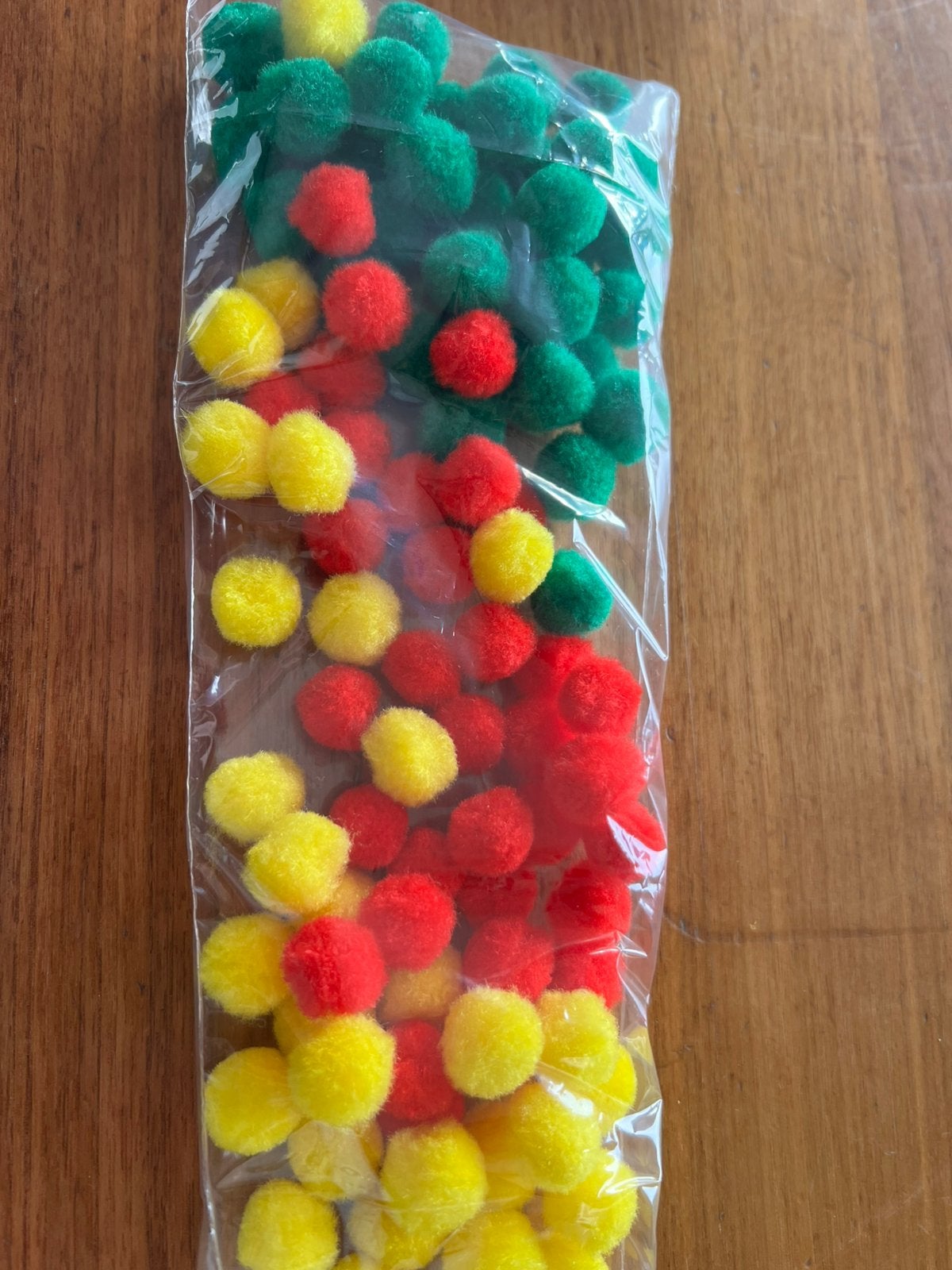 100 bolletjes 1,5cm rood geel groen  pompoms, Ophalen of Verzenden, Nieuw, Versiering, Abraham of Sarah