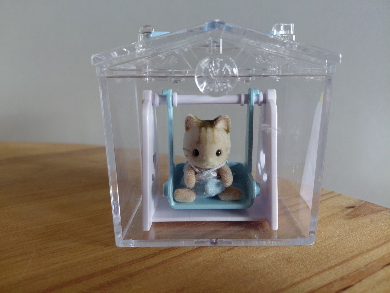 Sylvanian Families bruin gestreepte babykatje/schommel/kado, Ophalen of Verzenden, Gebruikt, Poppenhuis