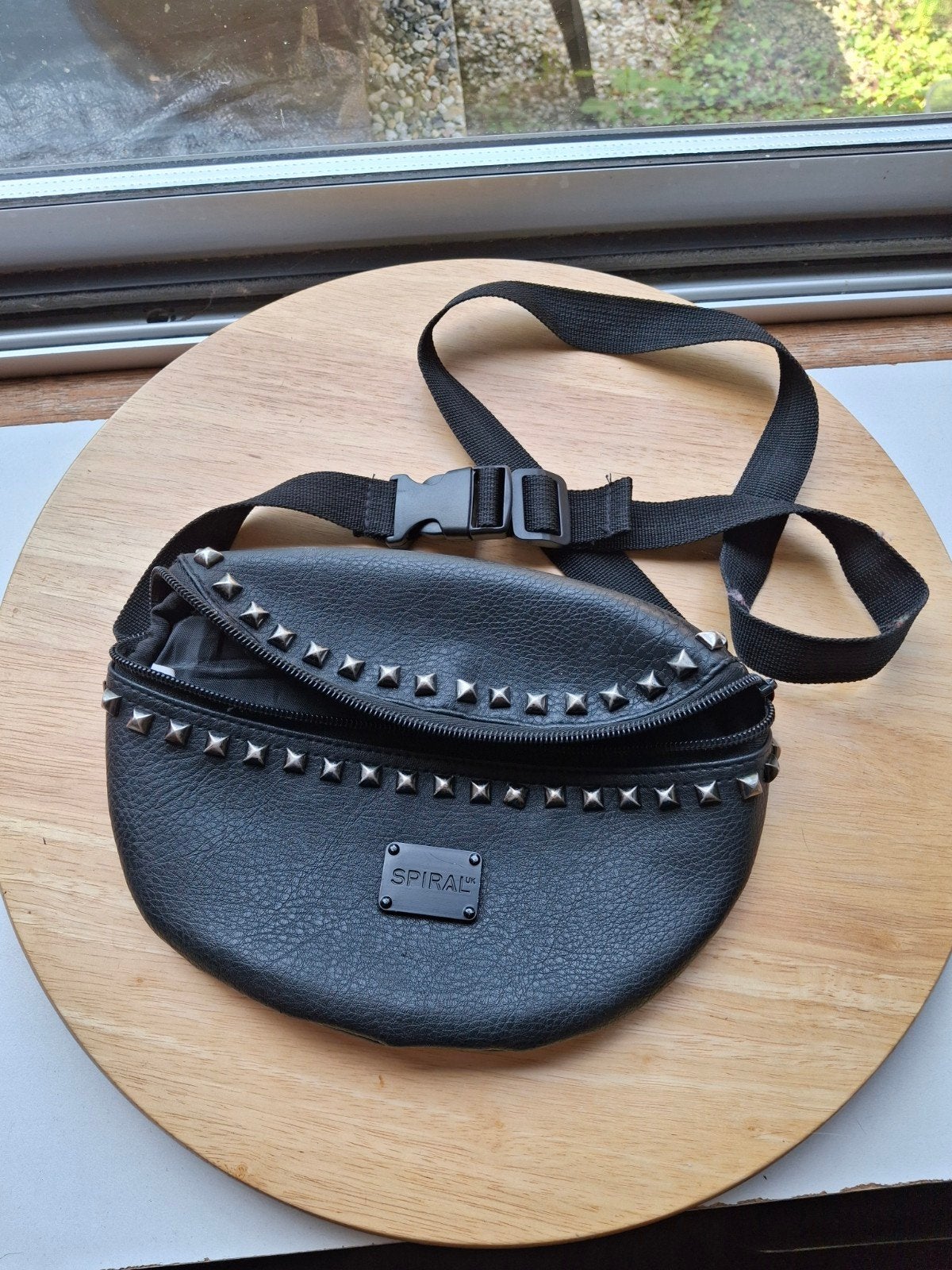 Zwart leren heuptasje met studs, Ophalen of Verzenden, Zwart, Schoudertasje